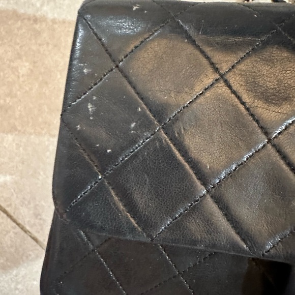**AUTHENTIC** Chanel vintage classic flap bag in black - Picture 4 of 16
